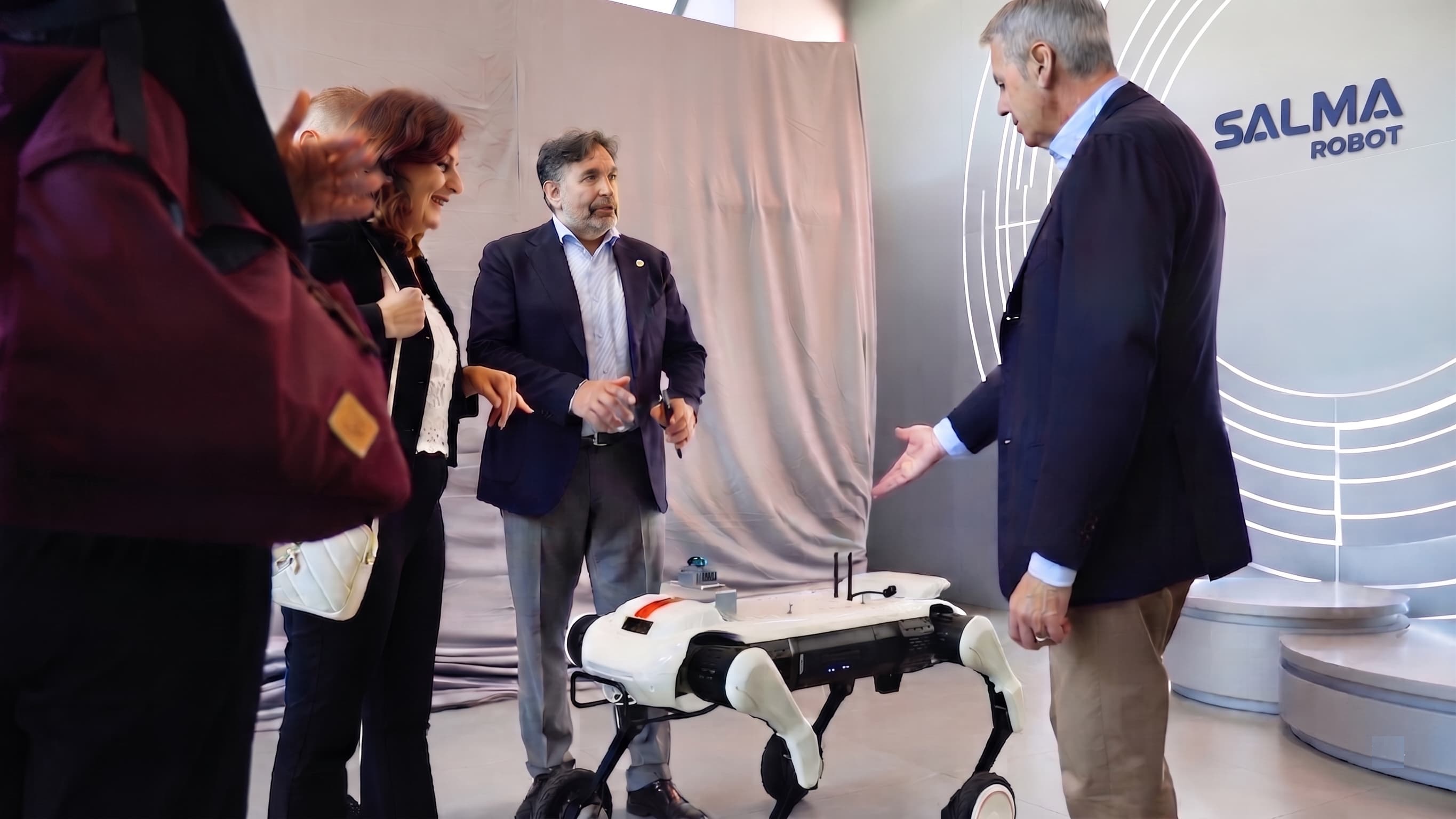 Визит иностранных партнёров в шоурум Salma Robot. Живая демонстрация колёсно‑ногой робот‑платформы, обсуждение технических характеристик и условий экспортного сотрудничества